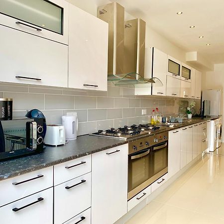 אילפורד London Studio Apartments, Private Bathrooms And Parking מראה חיצוני תמונה