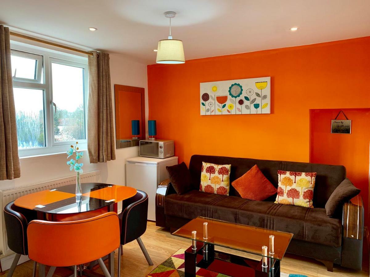 אילפורד London Studio Apartments, Private Bathrooms And Parking מראה חיצוני תמונה