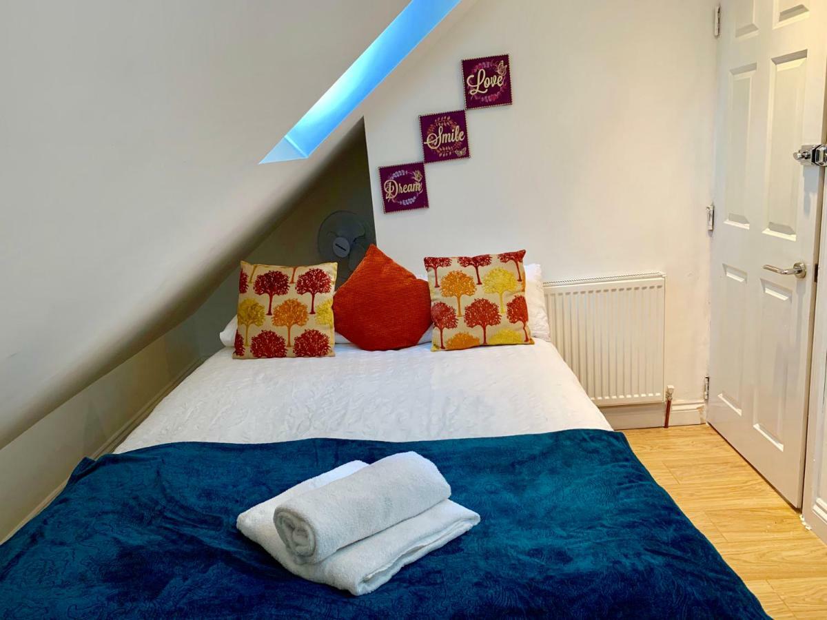 אילפורד London Studio Apartments, Private Bathrooms And Parking מראה חיצוני תמונה