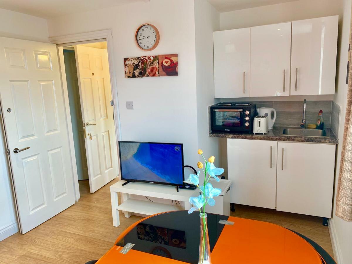 אילפורד London Studio Apartments, Private Bathrooms And Parking מראה חיצוני תמונה