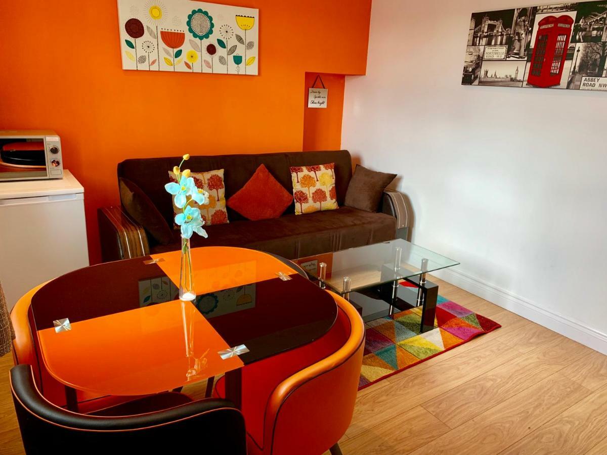 אילפורד London Studio Apartments, Private Bathrooms And Parking מראה חיצוני תמונה