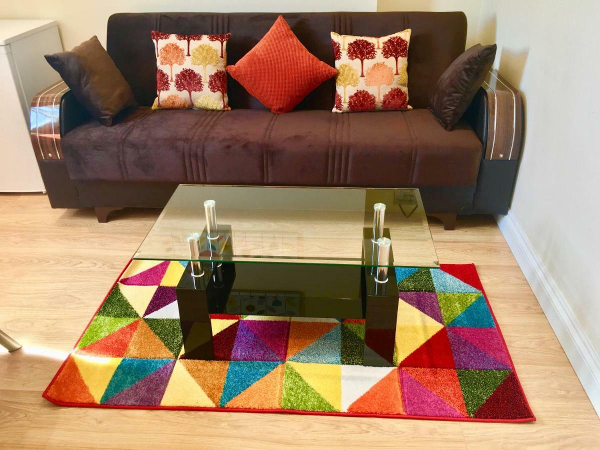 אילפורד London Studio Apartments, Private Bathrooms And Parking מראה חיצוני תמונה