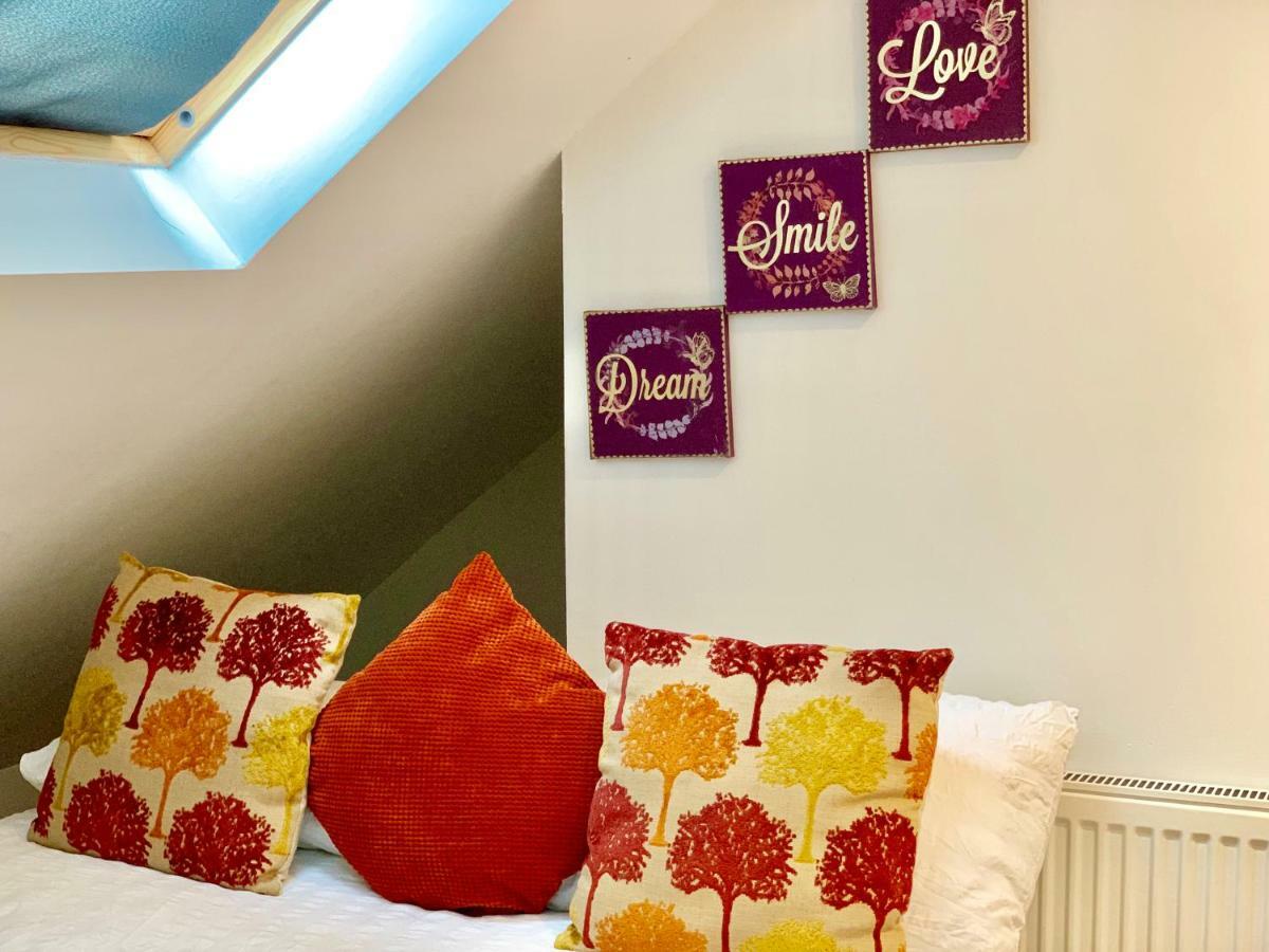 אילפורד London Studio Apartments, Private Bathrooms And Parking מראה חיצוני תמונה