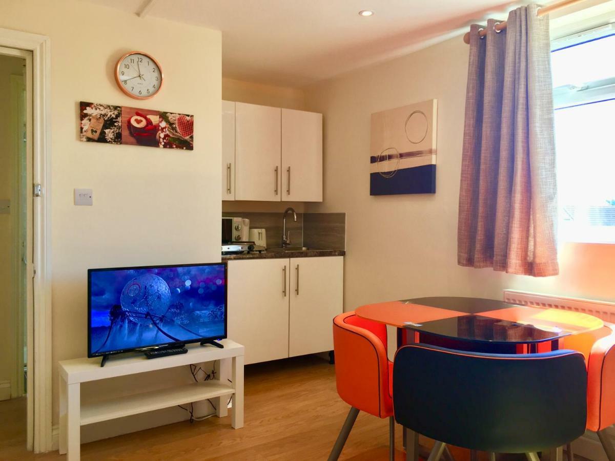 אילפורד London Studio Apartments, Private Bathrooms And Parking מראה חיצוני תמונה