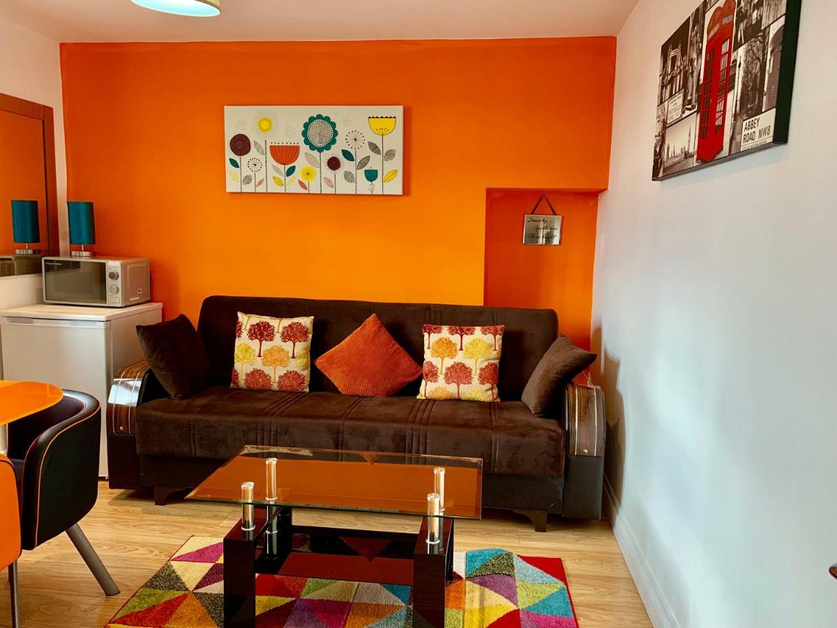 אילפורד London Studio Apartments, Private Bathrooms And Parking מראה חיצוני תמונה