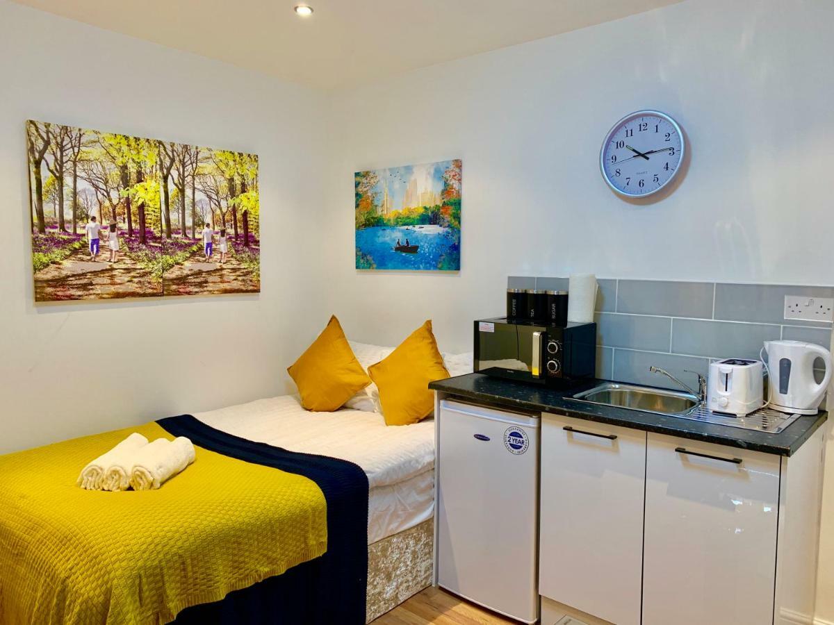 אילפורד London Studio Apartments, Private Bathrooms And Parking מראה חיצוני תמונה