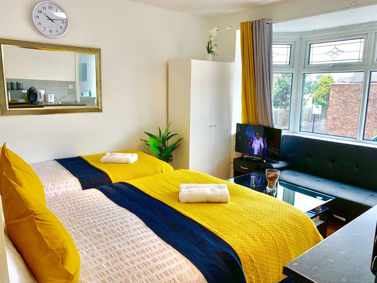 אילפורד London Studio Apartments, Private Bathrooms And Parking מראה חיצוני תמונה