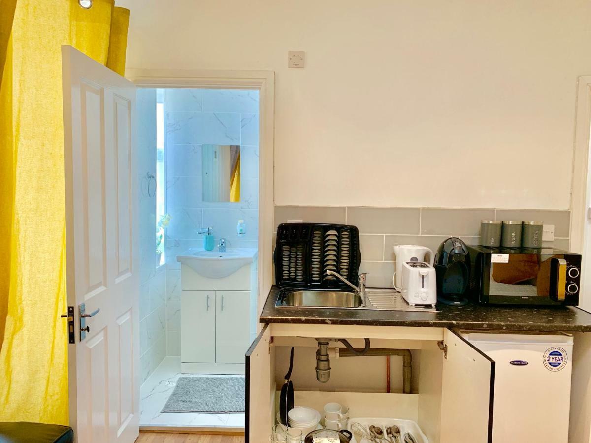 אילפורד London Studio Apartments, Private Bathrooms And Parking מראה חיצוני תמונה