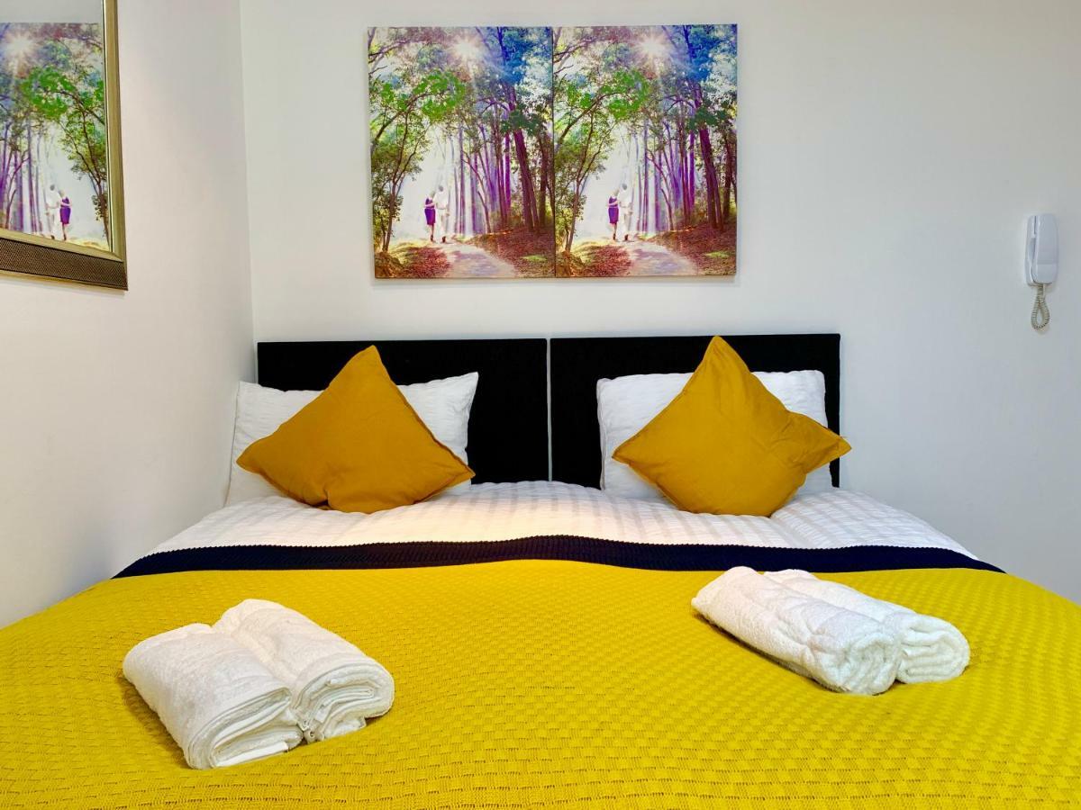 אילפורד London Studio Apartments, Private Bathrooms And Parking מראה חיצוני תמונה