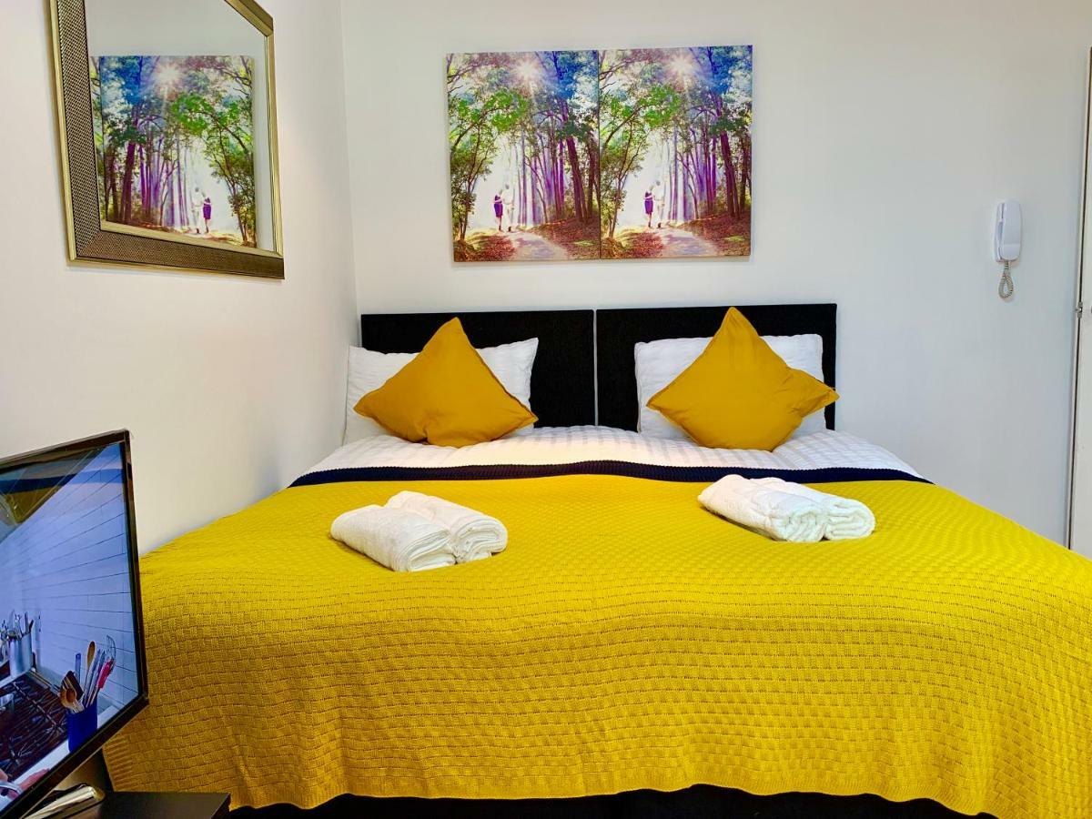 אילפורד London Studio Apartments, Private Bathrooms And Parking מראה חיצוני תמונה