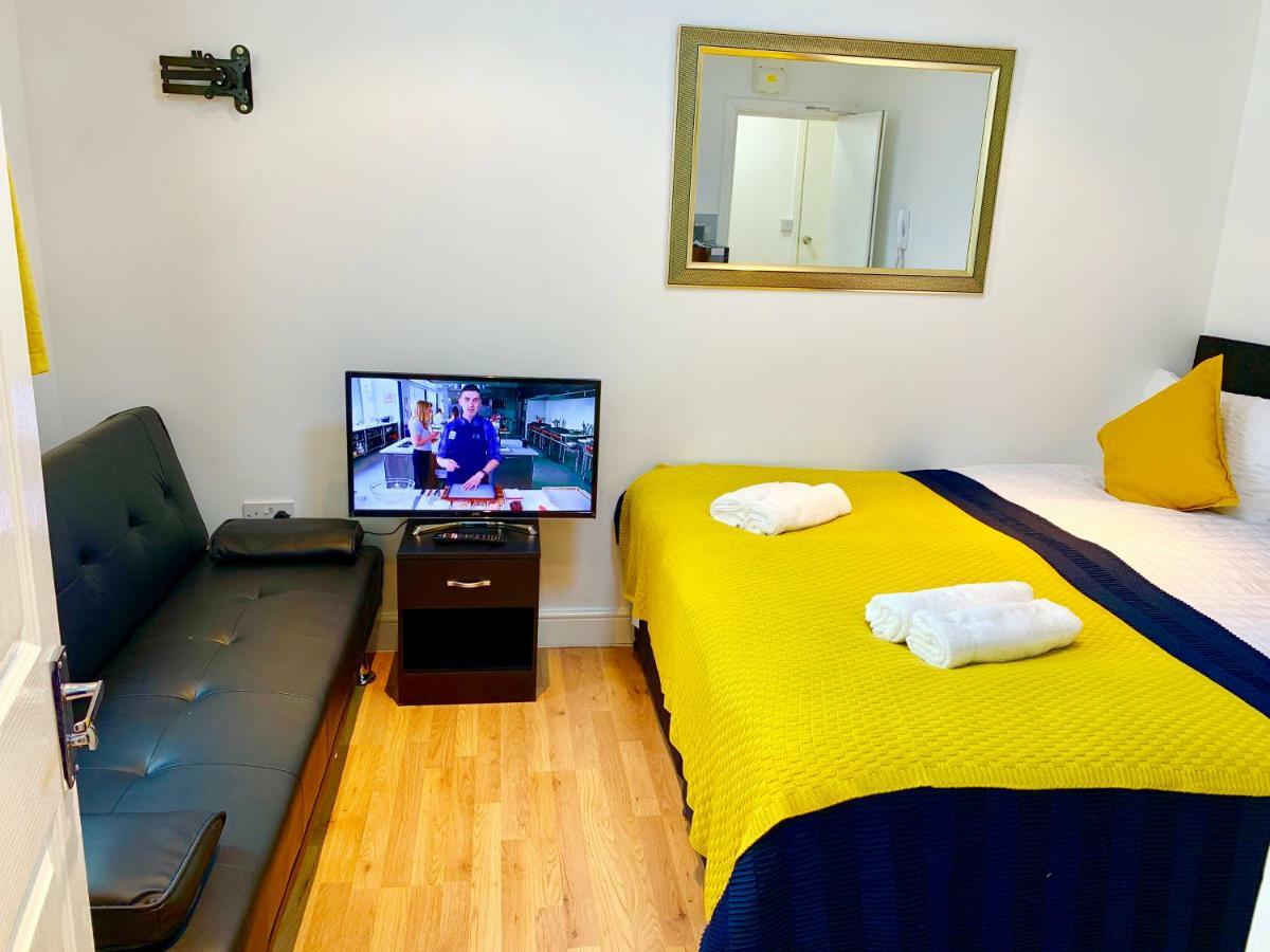אילפורד London Studio Apartments, Private Bathrooms And Parking מראה חיצוני תמונה