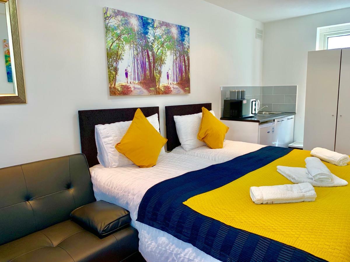 אילפורד London Studio Apartments, Private Bathrooms And Parking מראה חיצוני תמונה