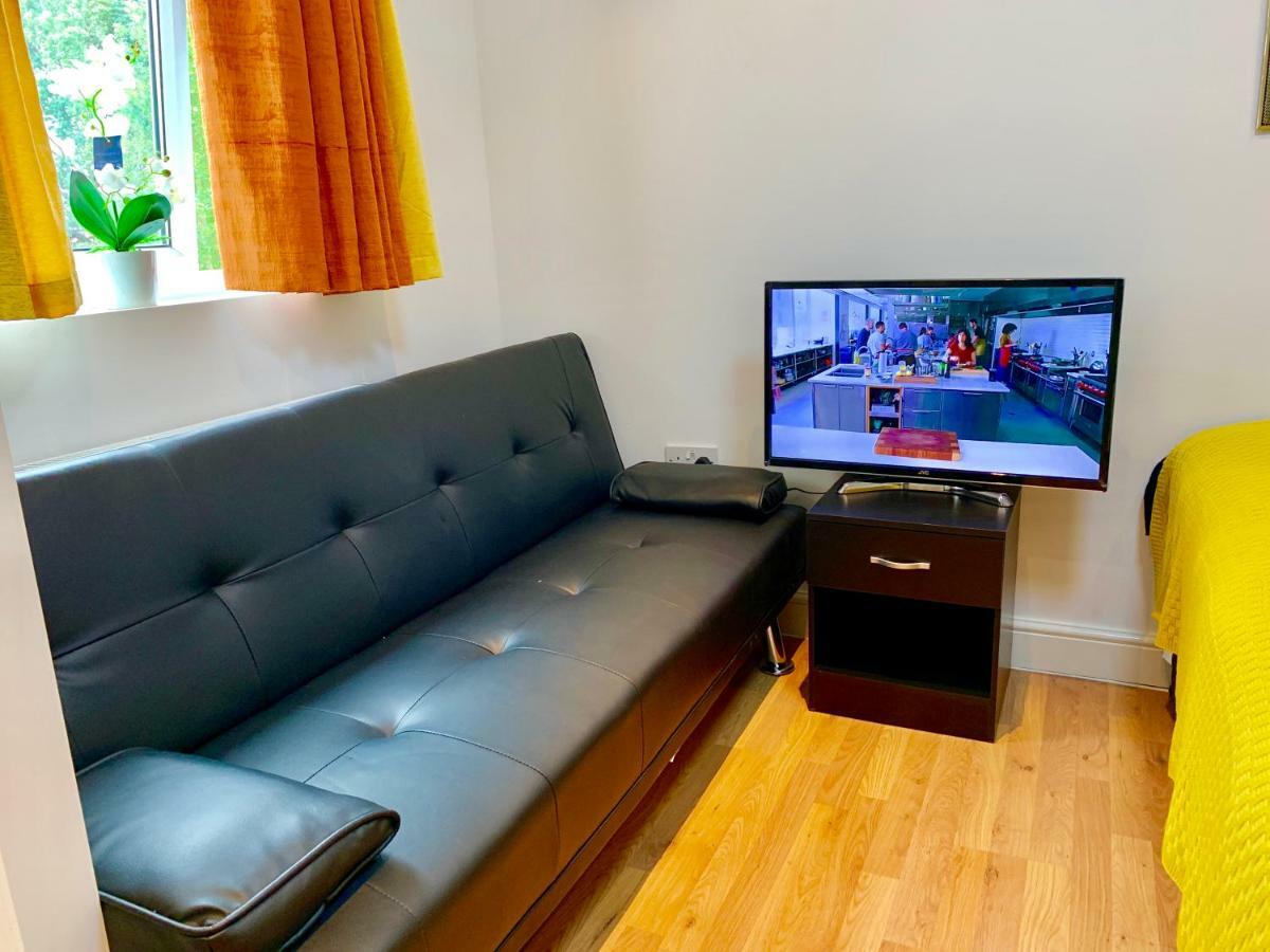 אילפורד London Studio Apartments, Private Bathrooms And Parking מראה חיצוני תמונה
