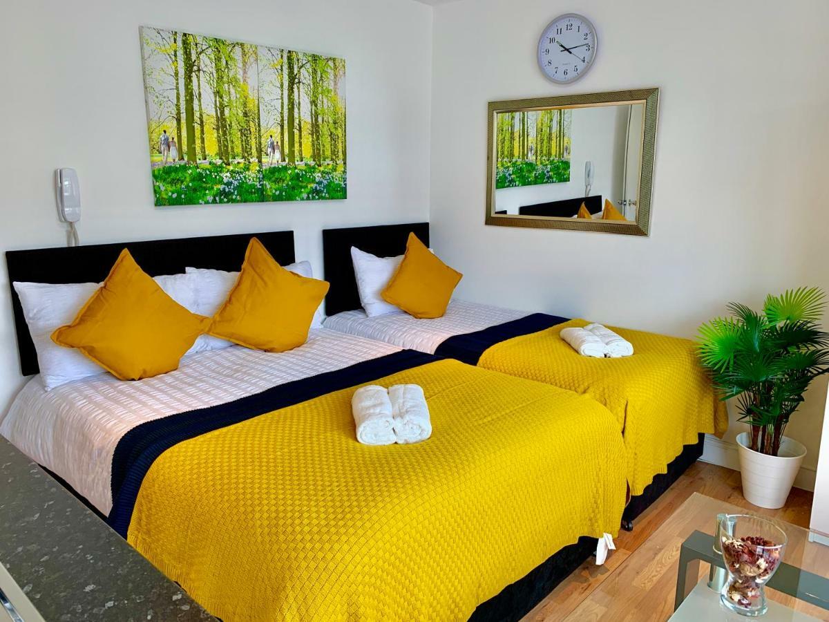 אילפורד London Studio Apartments, Private Bathrooms And Parking מראה חיצוני תמונה