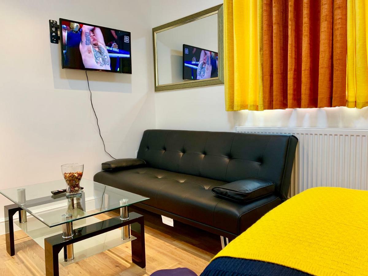 אילפורד London Studio Apartments, Private Bathrooms And Parking מראה חיצוני תמונה