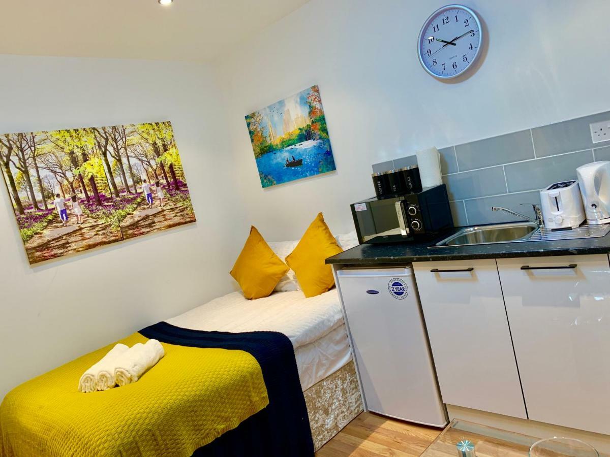 אילפורד London Studio Apartments, Private Bathrooms And Parking מראה חיצוני תמונה