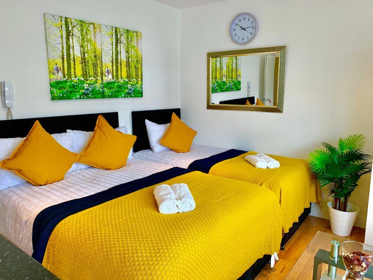 אילפורד London Studio Apartments, Private Bathrooms And Parking מראה חיצוני תמונה