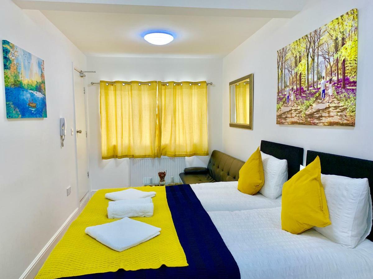 אילפורד London Studio Apartments, Private Bathrooms And Parking מראה חיצוני תמונה