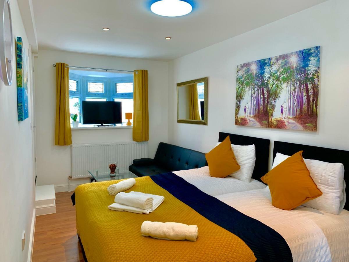 אילפורד London Studio Apartments, Private Bathrooms And Parking מראה חיצוני תמונה