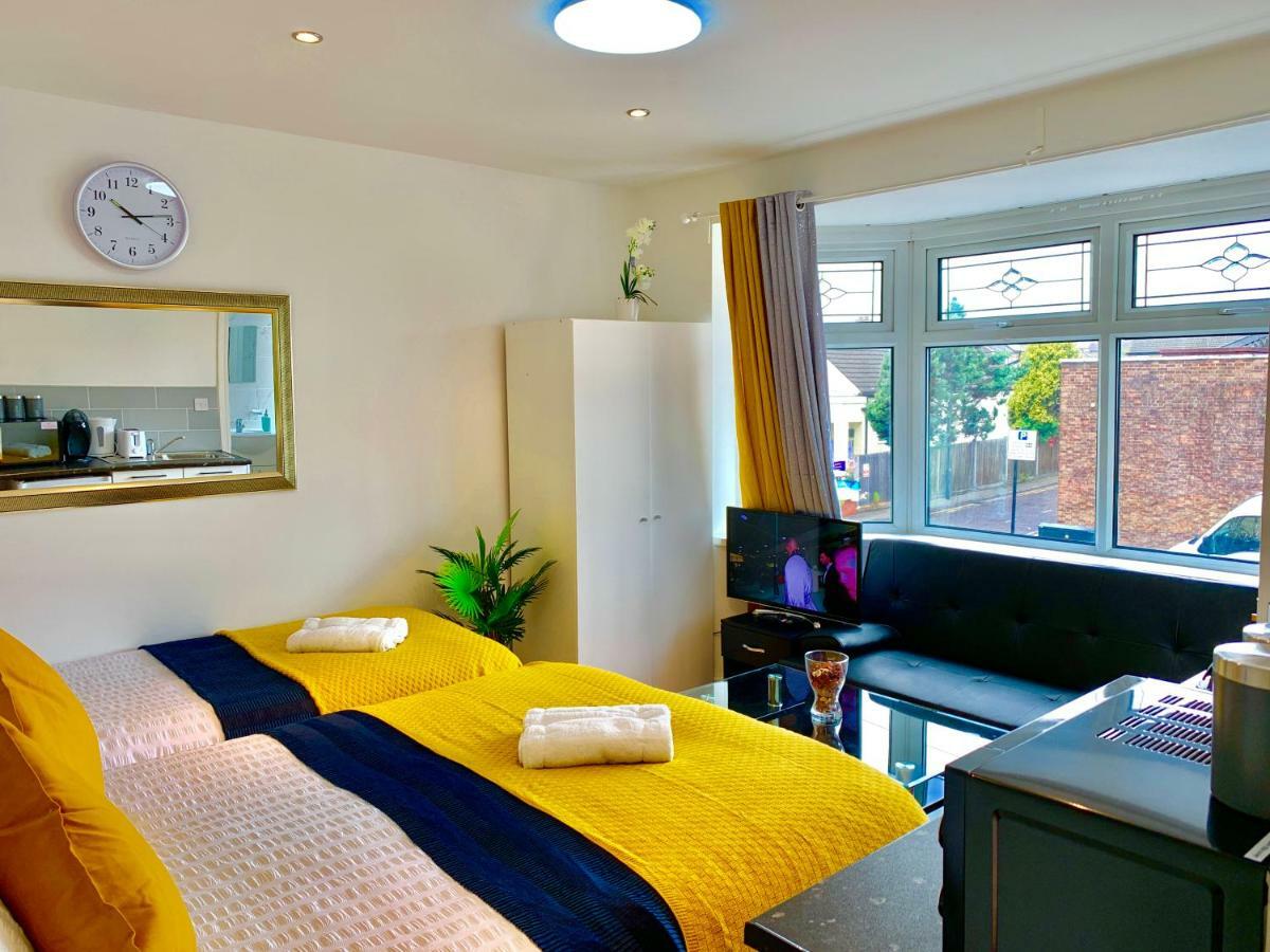 אילפורד London Studio Apartments, Private Bathrooms And Parking מראה חיצוני תמונה